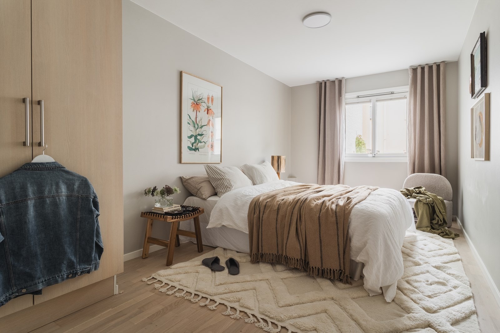 Leiligheten har to soverom, begge utstyrt med faste garderobeskap som gir rikelig med oppbevaringsplass. Galleribilde