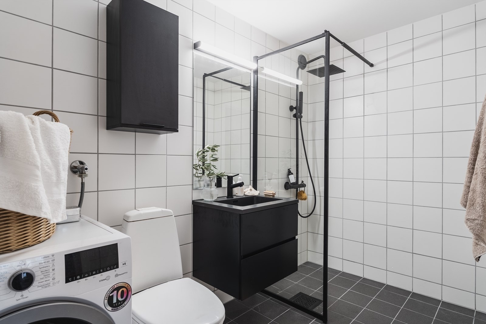 Badet ble overflateoppusset i 2014. Vaskemaskin medfølger ikke. Galleribilde