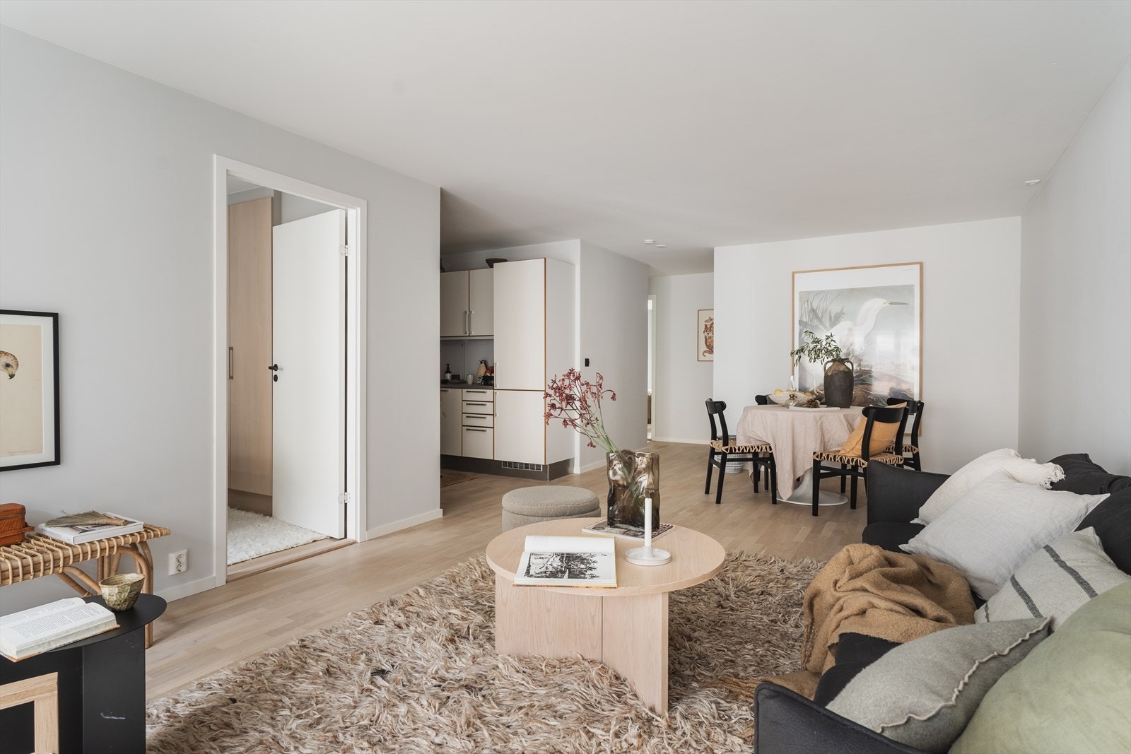 God plass til sittegruppe og spisebord. Galleribilde