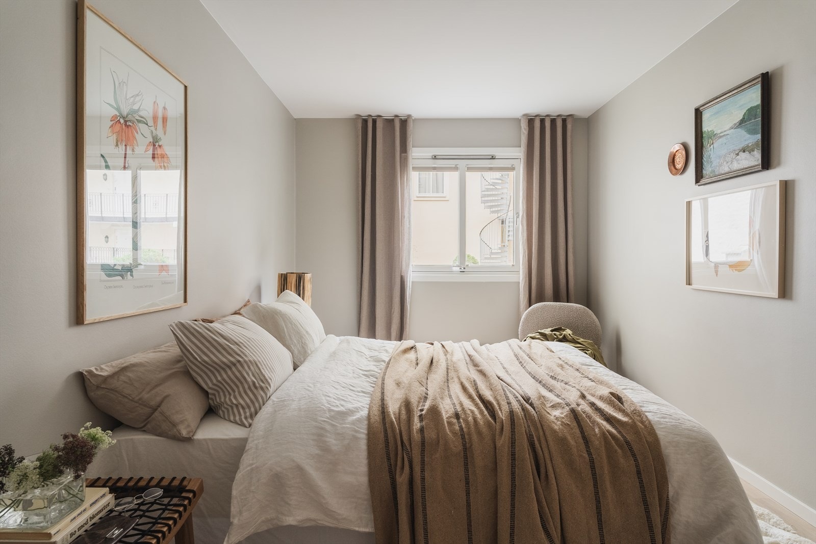 Leiligheten har to soverom, begge utstyrt med faste garderobeskap som gir rikelig med oppbevaringsplass. Galleribilde