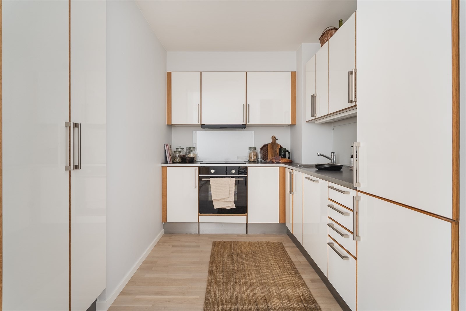 Praktisk kjøkken med integrert kjøleskap, fryser og oppvaskmaskin Galleribilde