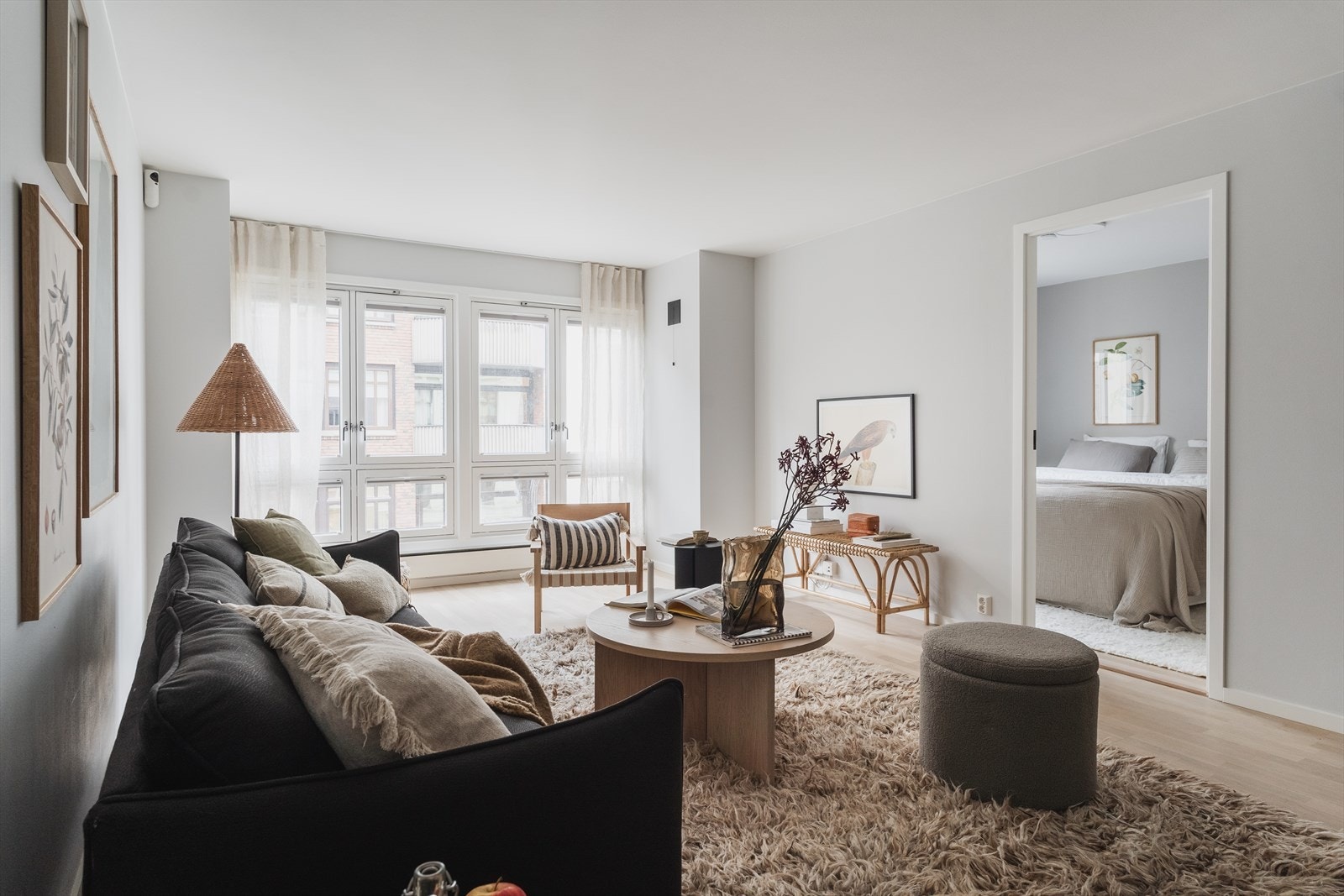 Åpen stueløsning med store vinduer som gir godt lysinnslipp. Galleribilde