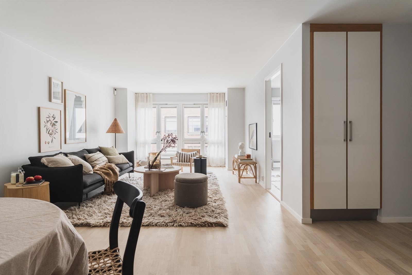 Den romslige stuen er delvis åpen mot kjøkkenet, noe som skaper en hyggelig og sosial atmosfære. Galleribilde