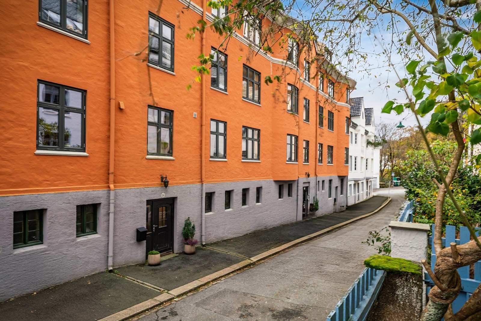 - Et nydelig, historisk bygg i et svært ettertraktet område. Tartargaten er en rolig enveiskjørt gate - Galleribilde