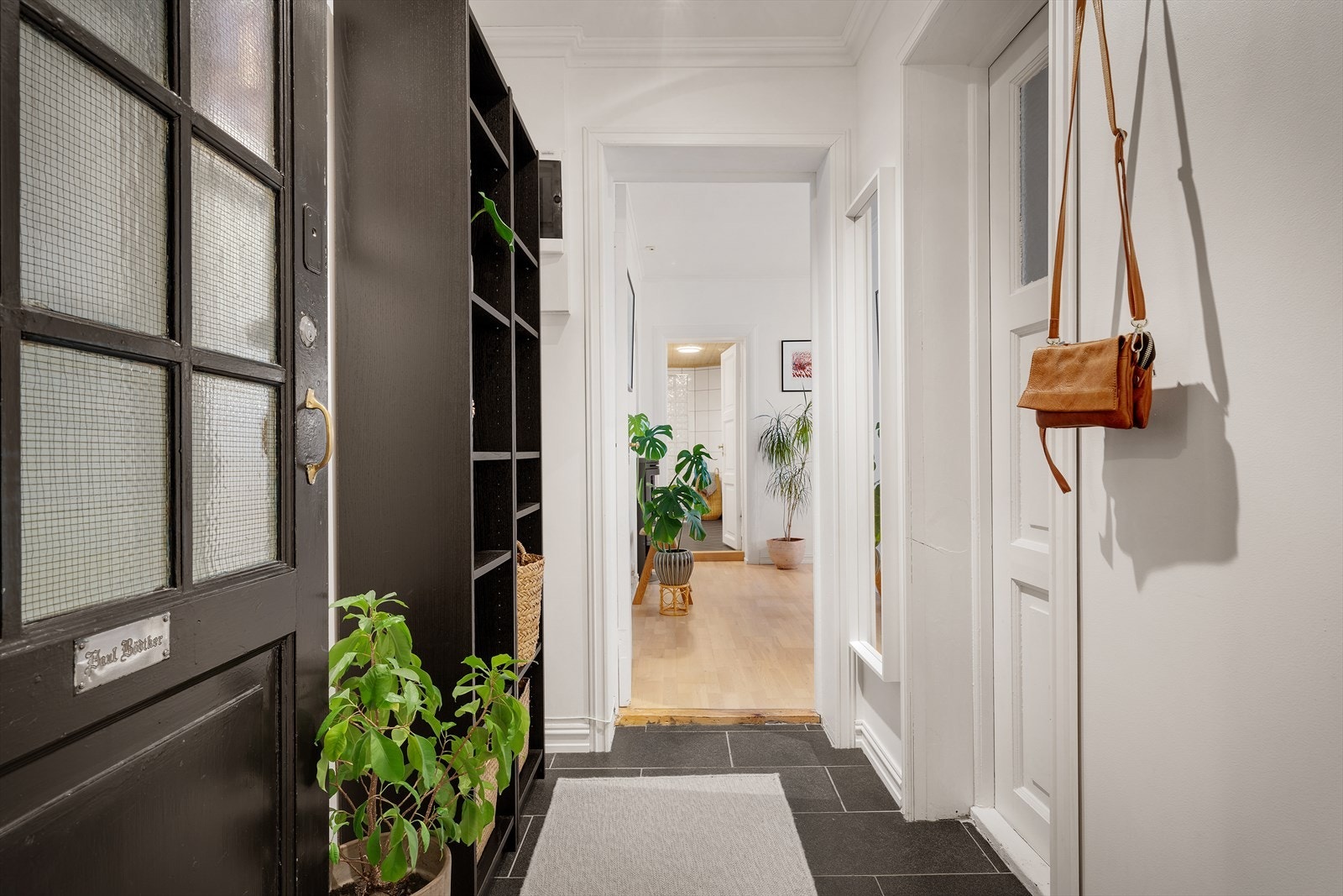 - Romslig entré med plass til ønsket oppbevaringsløsning - Galleribilde