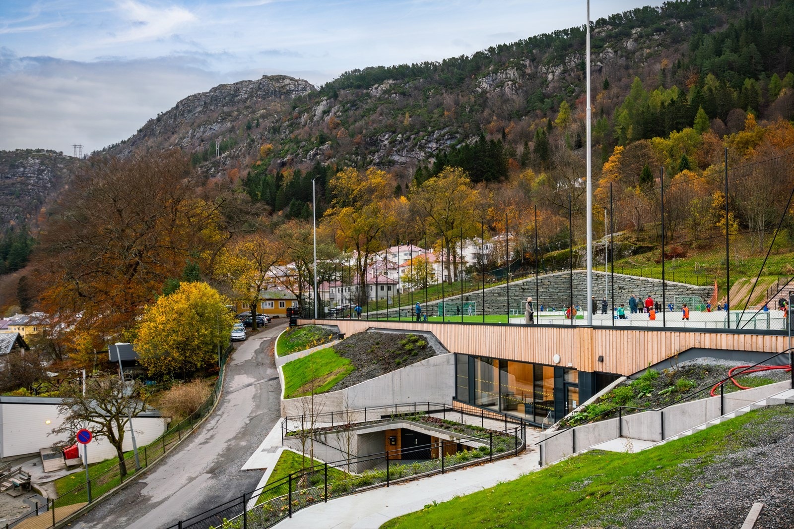 - Den nyåpnede Varegg Arena - flerbrukshall med fotballbane på taket, pluss Fjellsiden treningssenter - Galleribilde