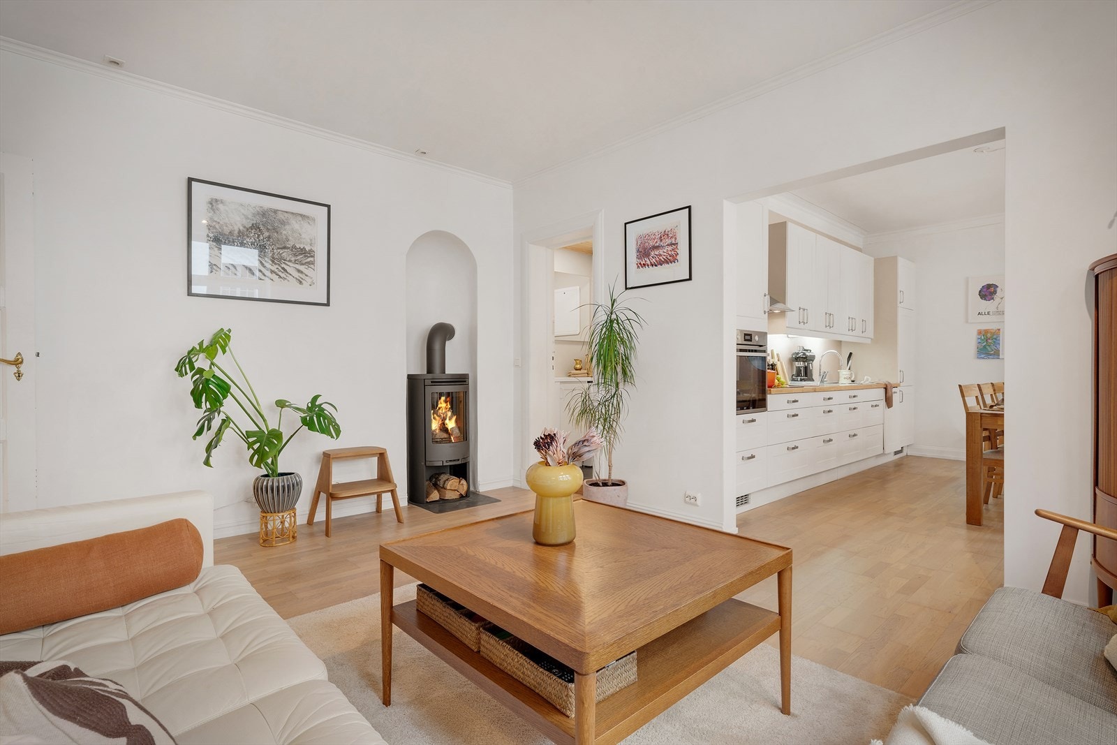 - Merk rentbrennende vedovn som sørger for lavere strømkostnader og en behagelig innetemperatur selv på de kaldeste dagene - Galleribilde