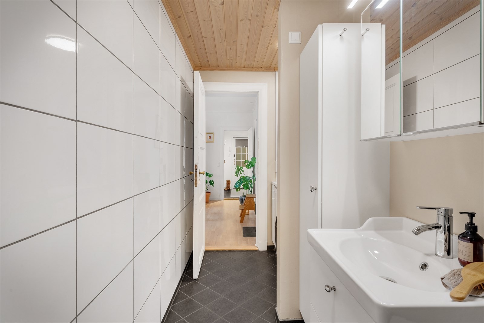 - Vaskemaskinen er plassert i plassbygget løsning med benkeplate og skap - Galleribilde