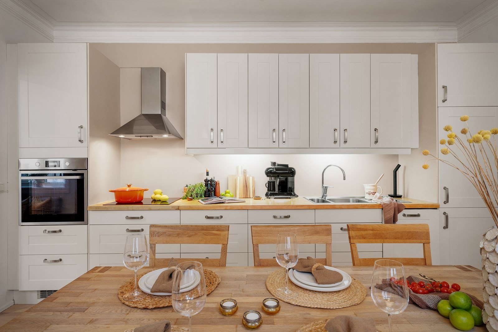 - Ny eier får gleden av integrert kjøle-/fryseskap, oppvaskmaskin, induksjonstopp og stekeovn - Galleribilde