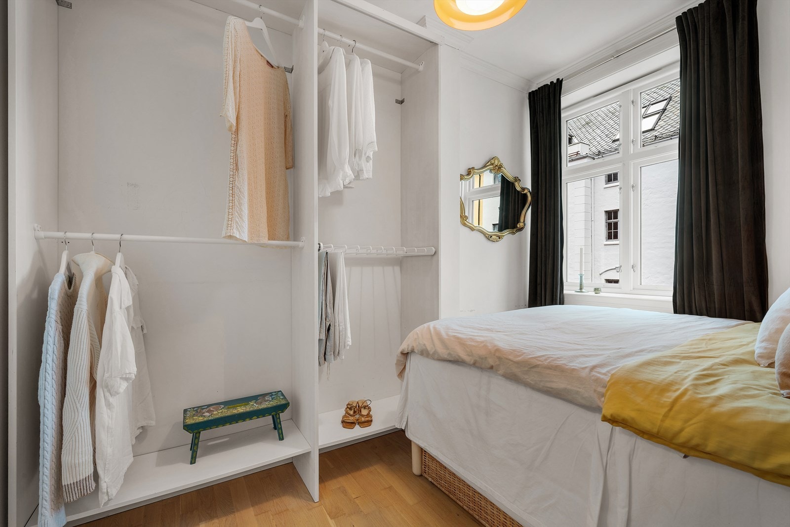 - God plass til seng i ønsket størrelse samt øvrig møblement - Galleribilde