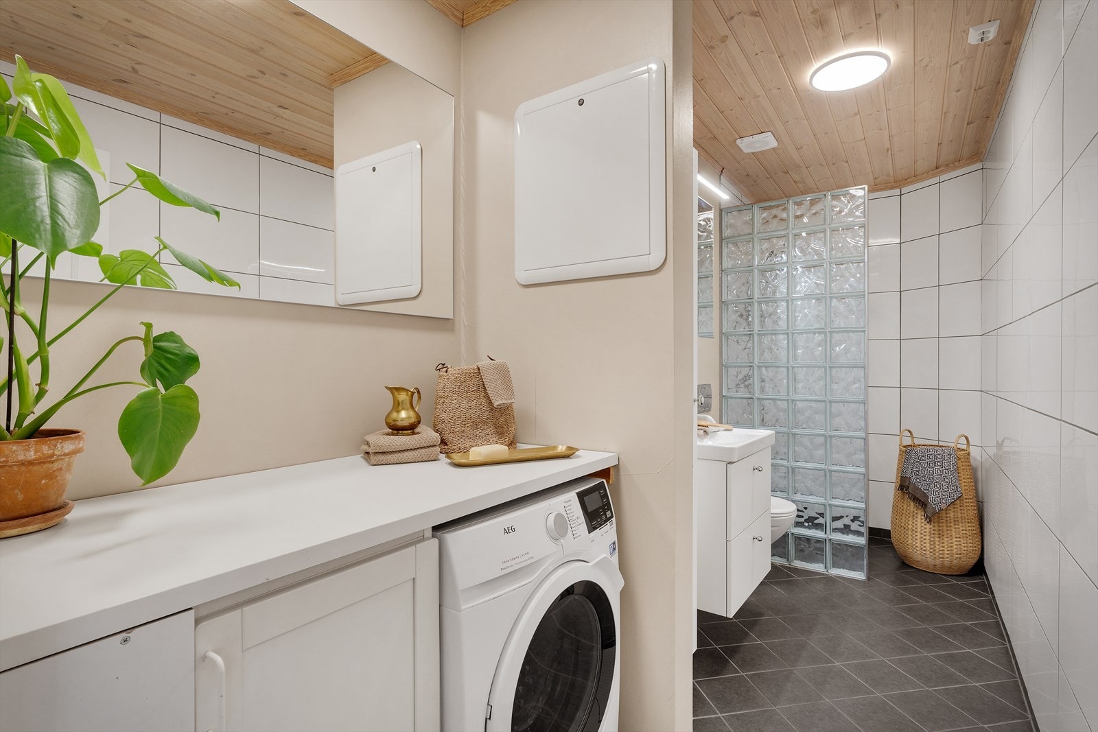 - Lekkert bad på 5,3m² med behagelig varme i gulv - Galleribilde