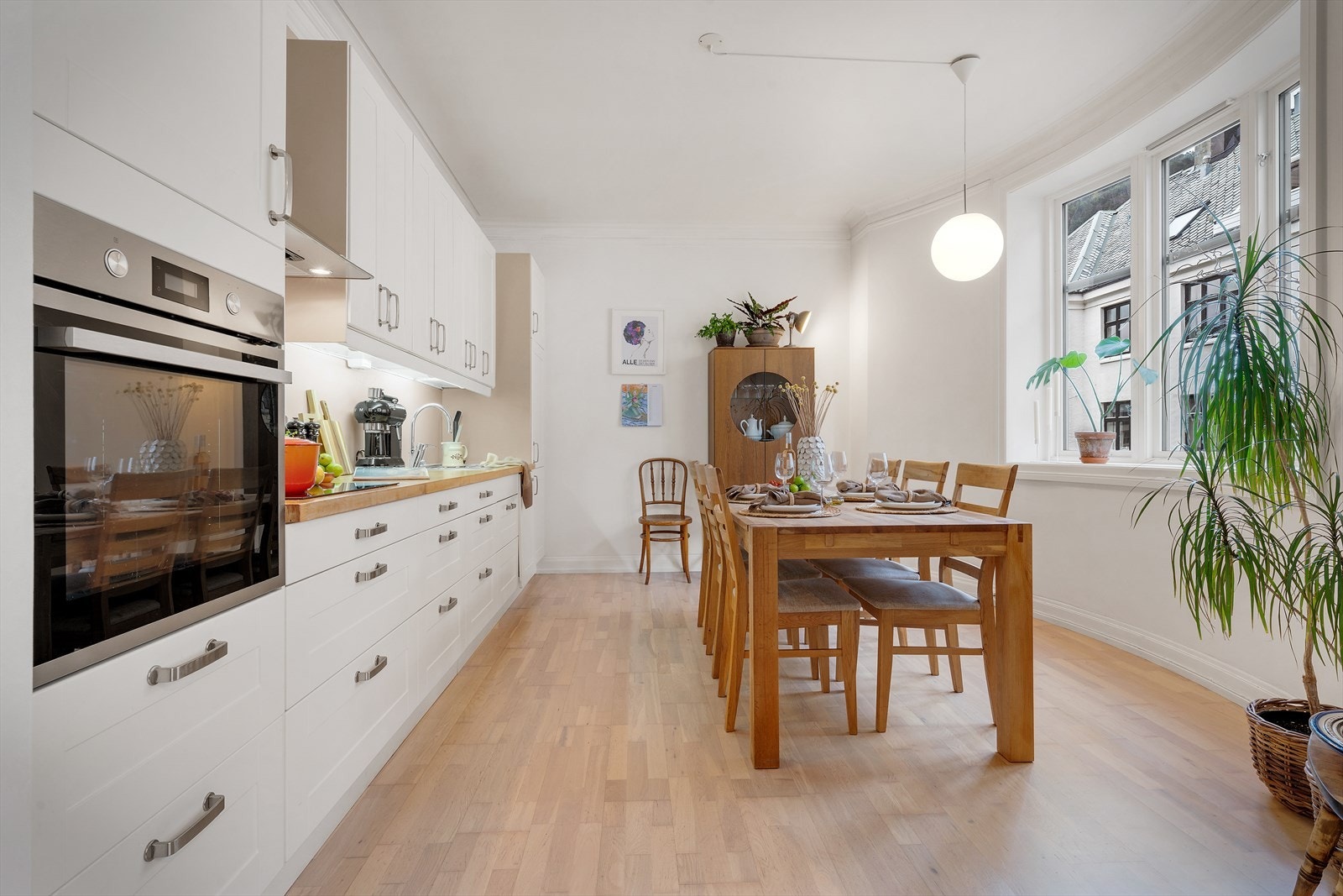 - Delvis åpning mellom stue og kjøkken sørger for en åpen og sosial sone - Galleribilde