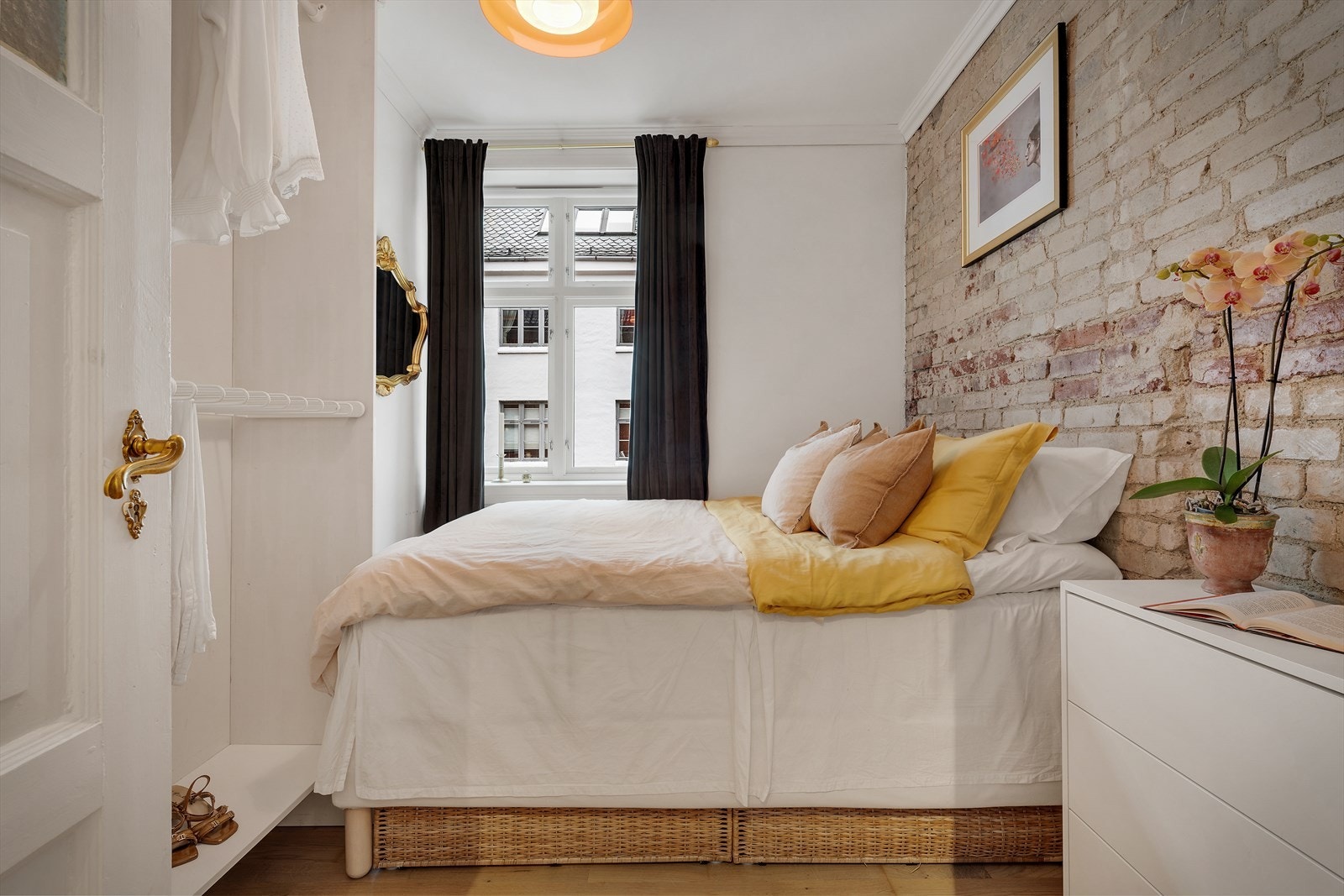 - Merk teglsteinsveggen som bidrar til et eget særpreg, og en lun atmosfære - Galleribilde