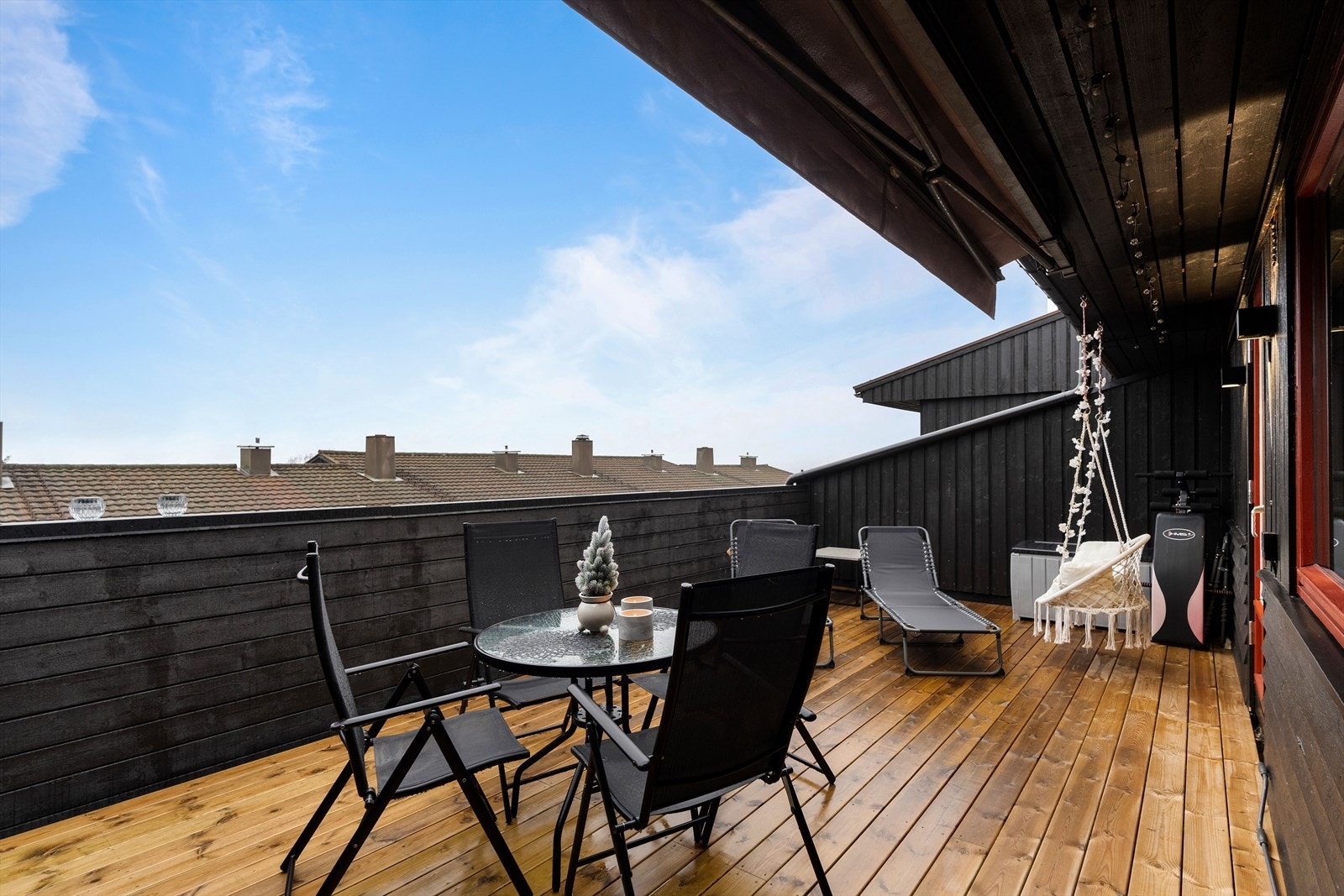 Terrassen er på ca 26m2. Herfra har man god utsikt over deler av groruddalen, samt gode solforhold. Svært privat - ingen innsyn. Galleribilde