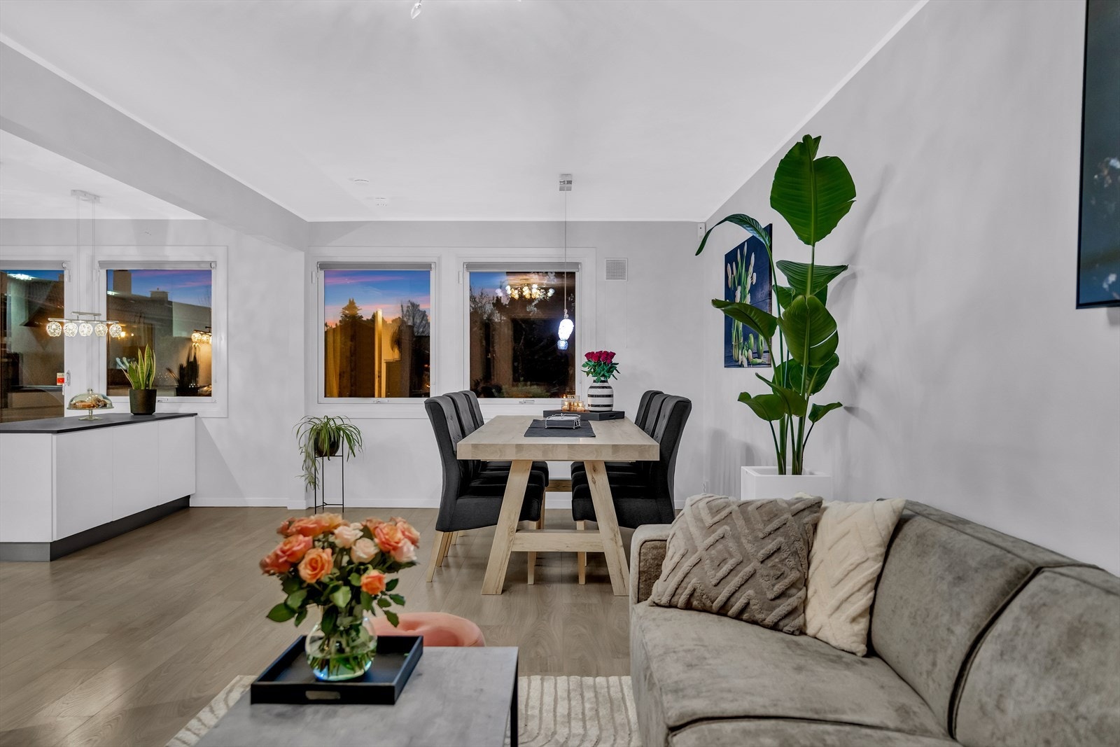 Et sosialt og hyggelig rom med god plass til sofa- og spisegruppe med tilhørende møblement. Galleribilde