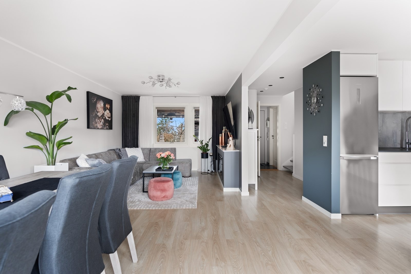 Stuen og kjøkkenet ligger med åpen løsning, og sammen utgjør de et sosialt og delikat rom med funksjonelle arbeidsflater. Galleribilde
