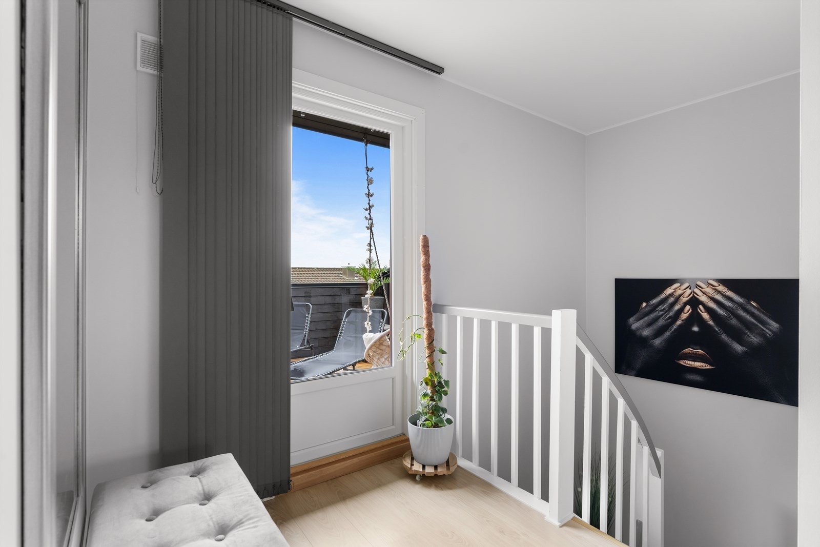 Når du kommer opp så finner du en helt ny terrasse som ble bygd og godkjent i 2023 Galleribilde