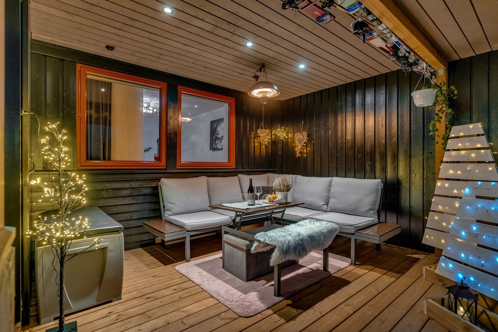 I forbindelse med inngangspartiet er det en fin skjermet uteplass med stor platting på 26m², downlights utebelysning, varmelampe og solskjerming Galleribilde