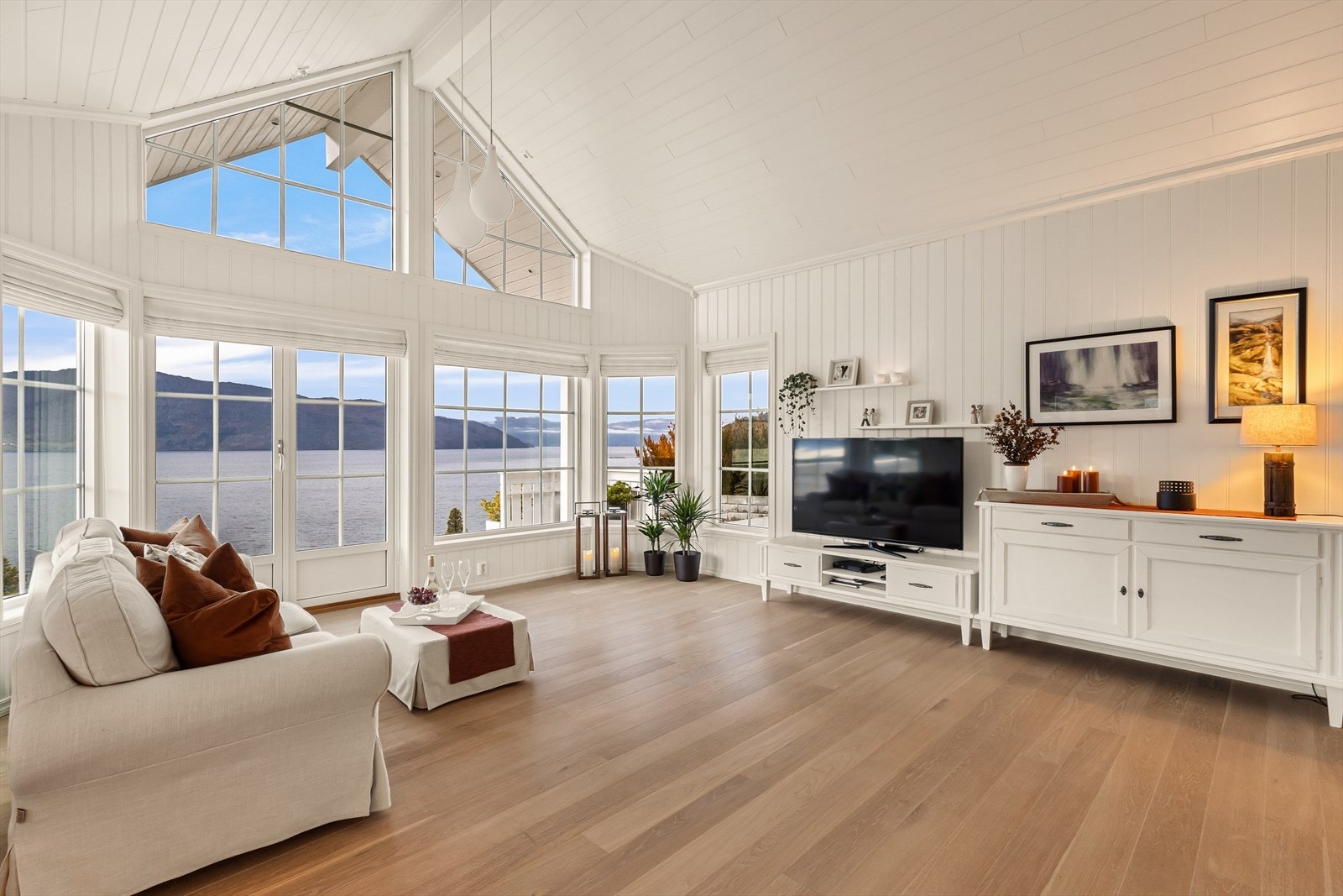 Store vindusflater gir rommet et nydelig lysinnslipp, og gjør samtidig at den flotte utsikten virkelig kommer til sin rett, Galleribilde