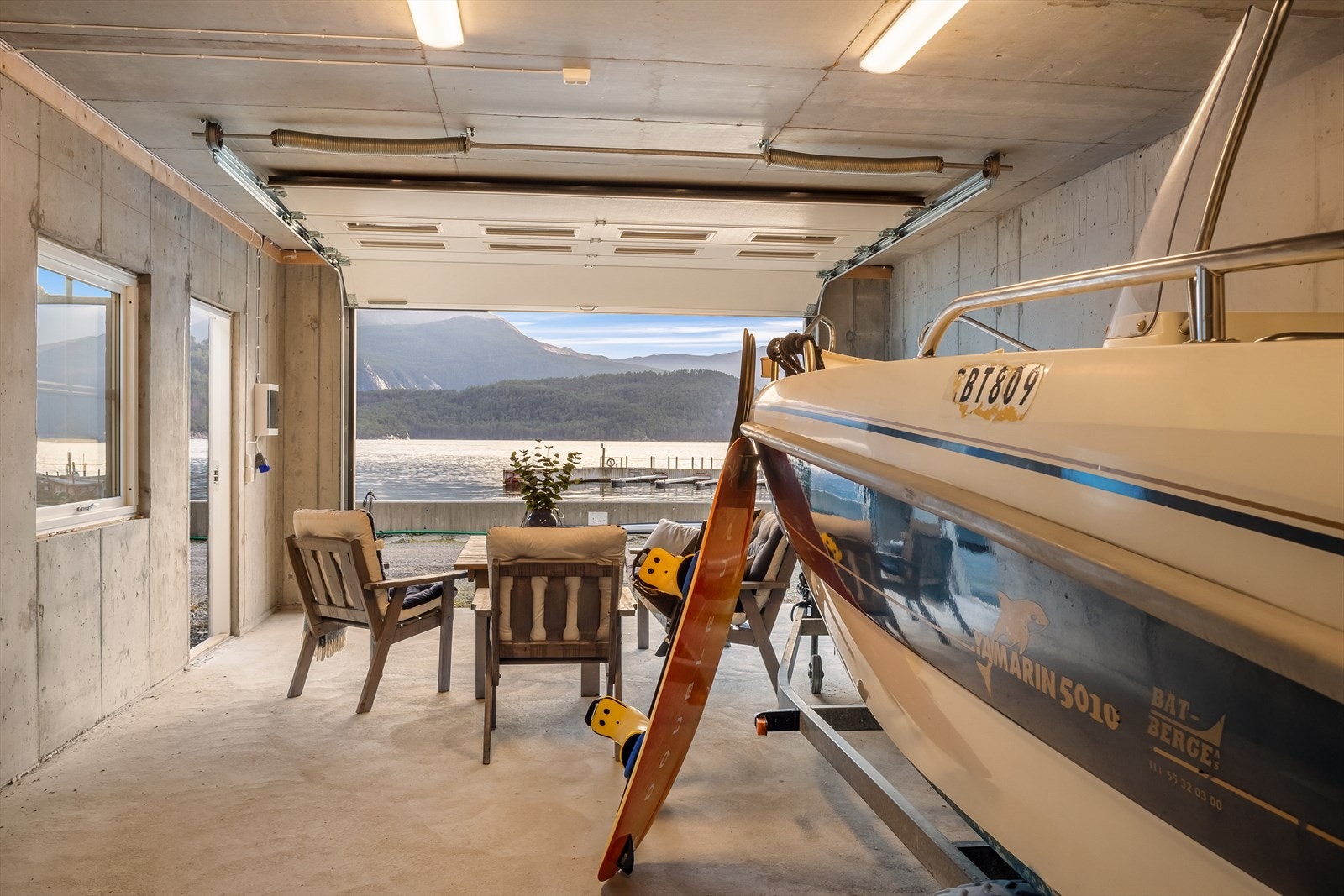 Her er det god plass til lagring av båt, i tillegg til sittegruppe og ulike oppbevaringsløsninger. Galleribilde