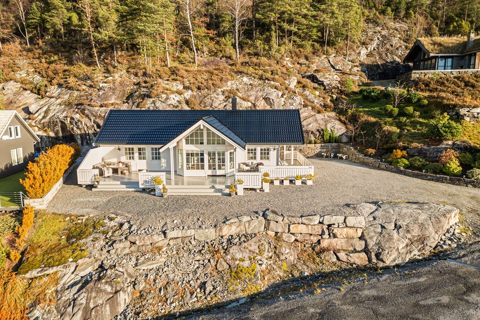 Tomten måler ca. 1 397 m² og byr på gode parkeringsmuligheter. Galleribilde