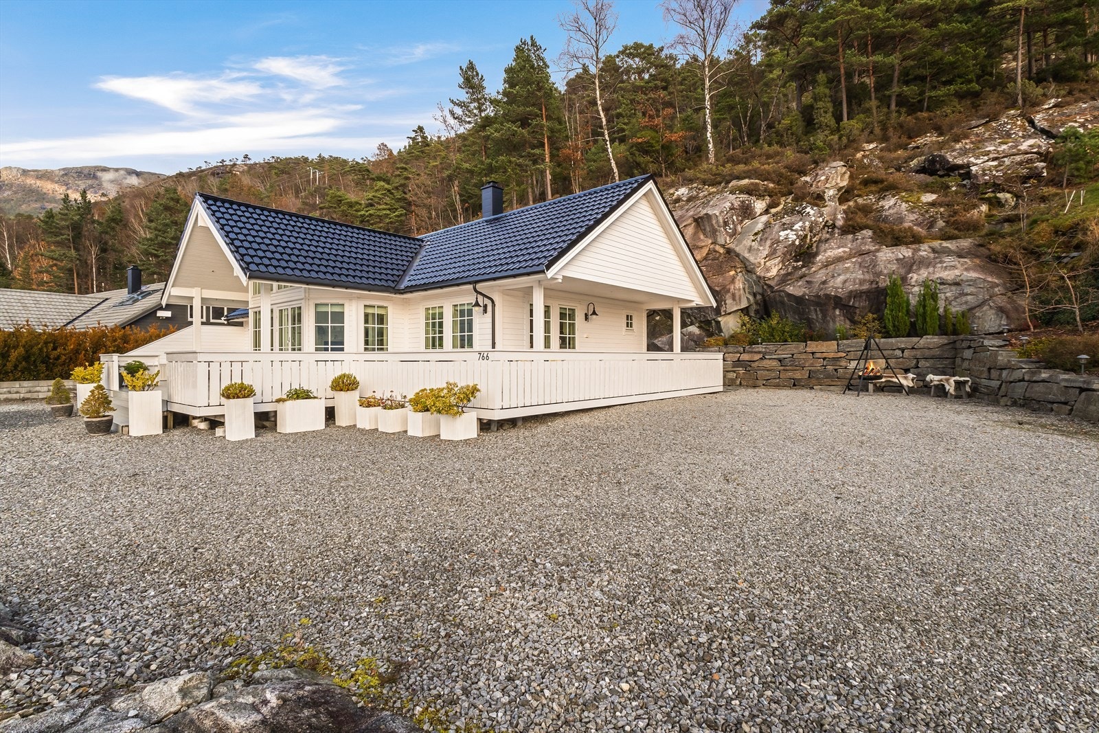 Hele hytten ble utvendig beiset i 2024. Galleribilde