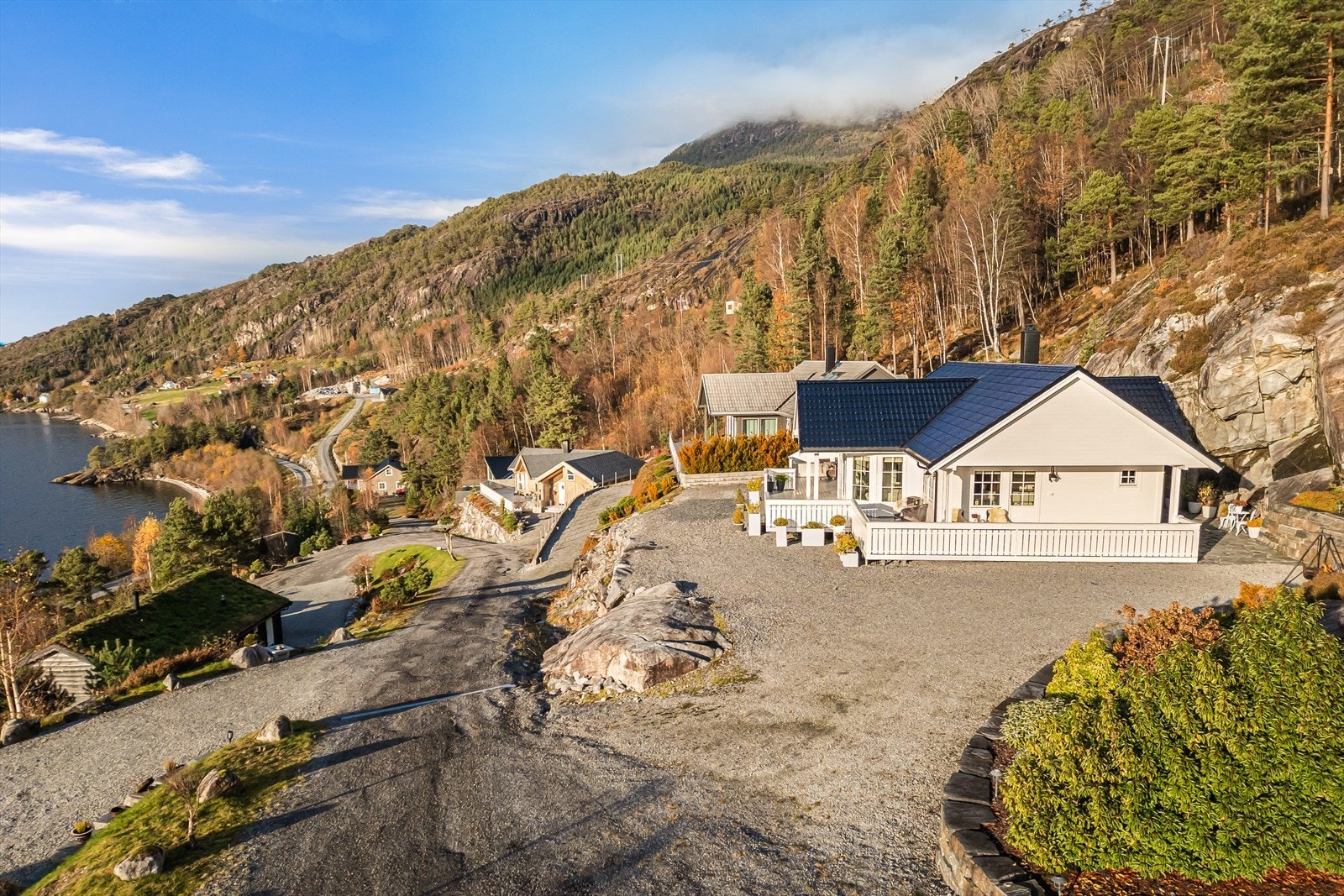 God parkeringsplass til flere biler på egen tomt, samt felles parkeringsplass i feltet. Galleribilde