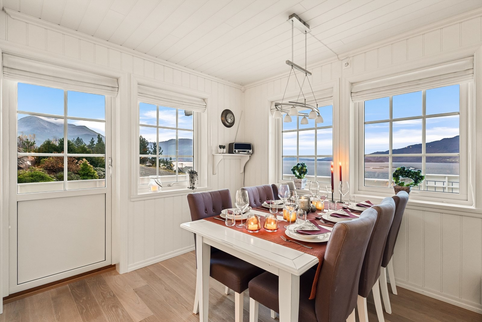 Perfekt plassering av spisegruppen - med panoramautsikt over vakre Hardangerfjorden. Galleribilde