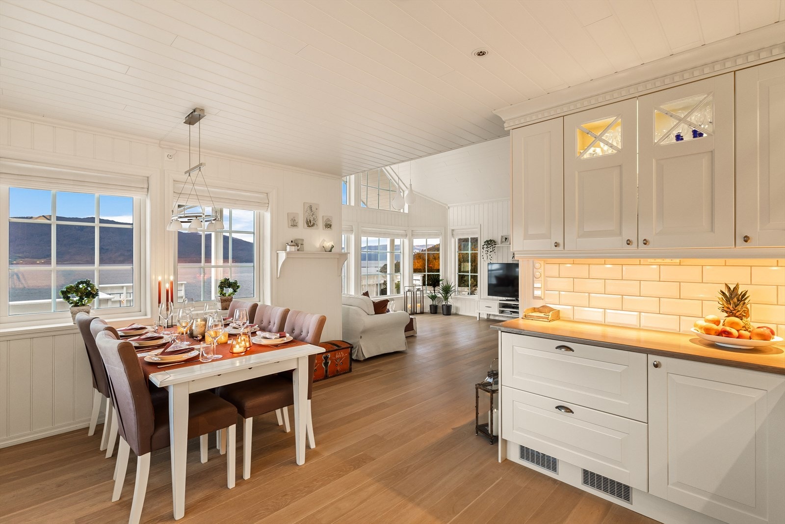 Downlights i himling sikrer jevn belysning og et moderne uttrykk. Galleribilde