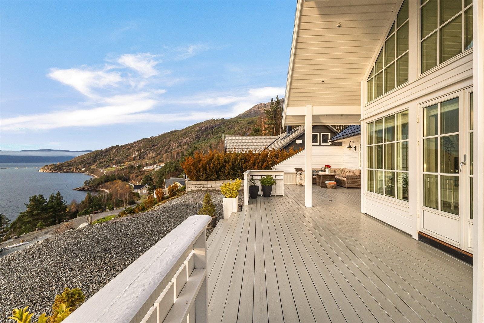 Terrassen i front av hytten måler hele 80,8 m². Galleribilde