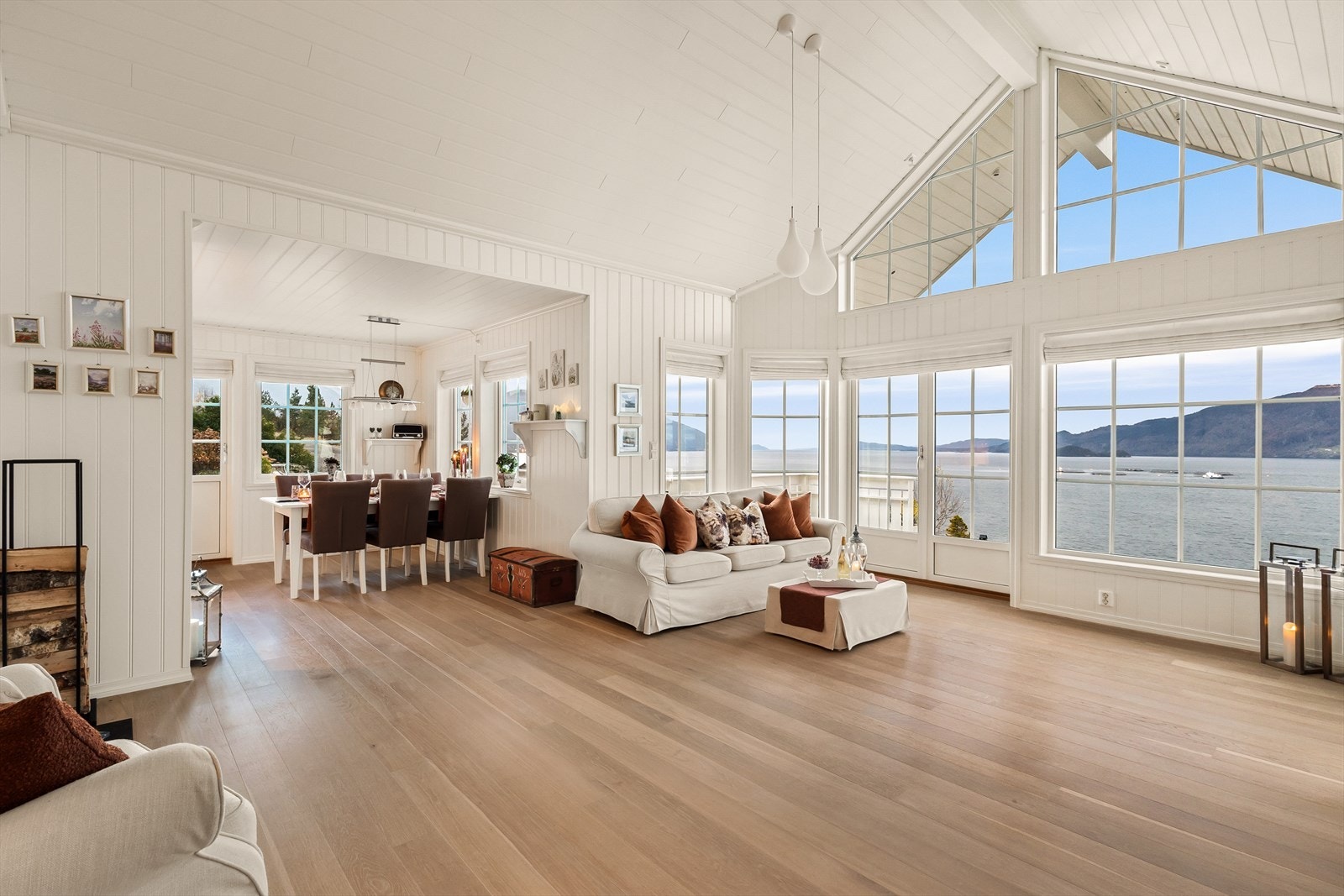 Samlingspunktet i hytten er en åpen og sosial stue-/kjøkkenløsning av god størrelse. Galleribilde