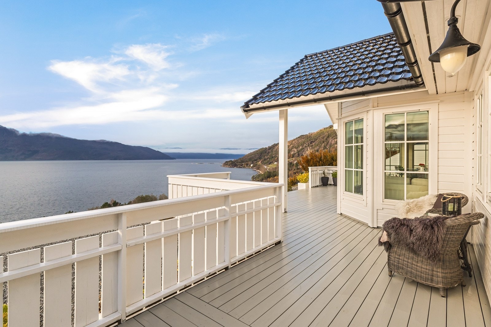 Praktfull fritidsbolig med idyllisk beliggenhet ved Hardangefjorden. Galleribilde