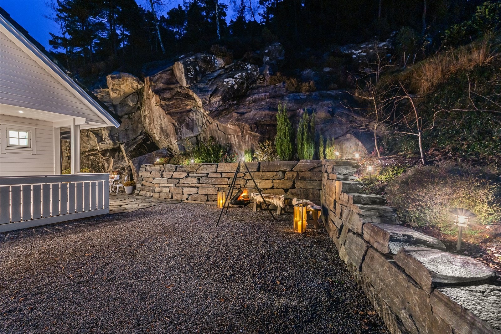 Natursteinsmur rammer inn eiendommen på en flott måte. Galleribilde