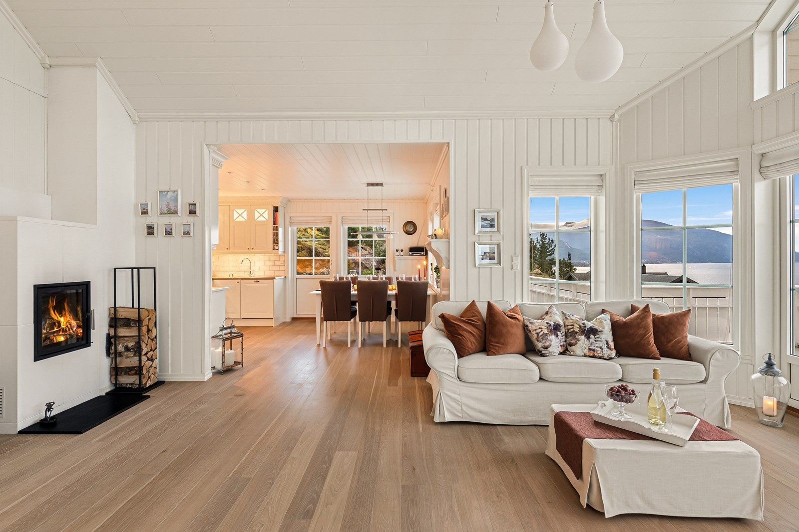 På kalde høst- og vinterkvelder er det hyggelig å kunne fyre i den flotte peisovnen. Rommet har også gulvvarme. Galleribilde