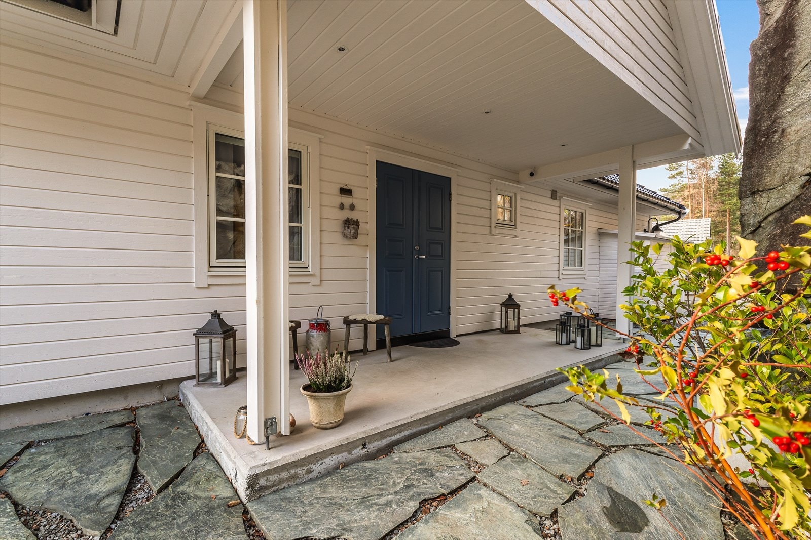 Inngangspartiet er overbygd og flott opparbeidet med skiferheller. Galleribilde