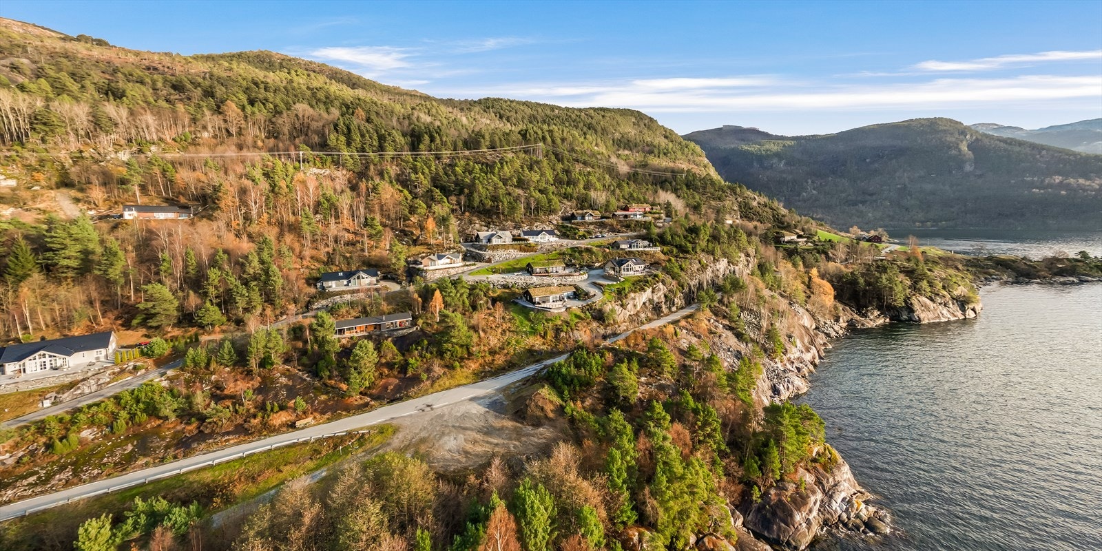 Fra eiendommen er det ca. 26 km til Jondal sentrum med dagligvarebutikker og øvrige servicetilbud. Galleribilde