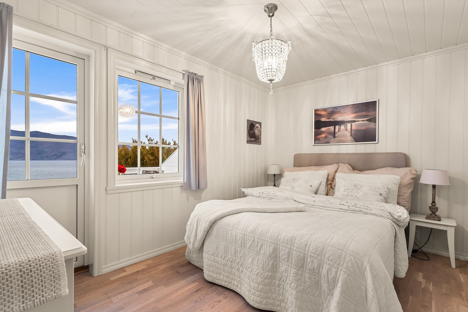 Hytten inneholder hele fire soverom + hems. Galleribilde