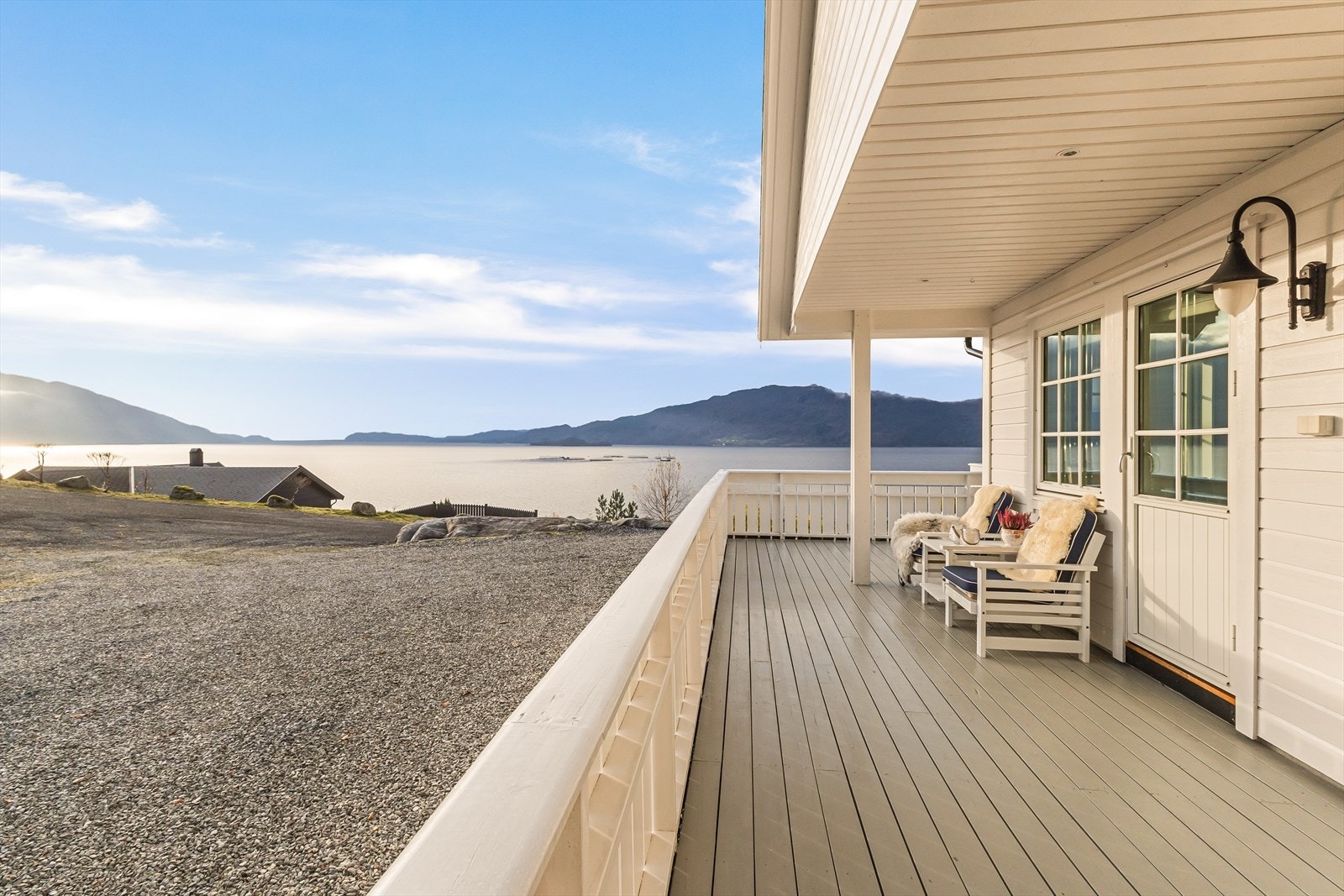 Upåklagelig utsikt mot fjord, fjell og omkringliggende områder! Galleribilde