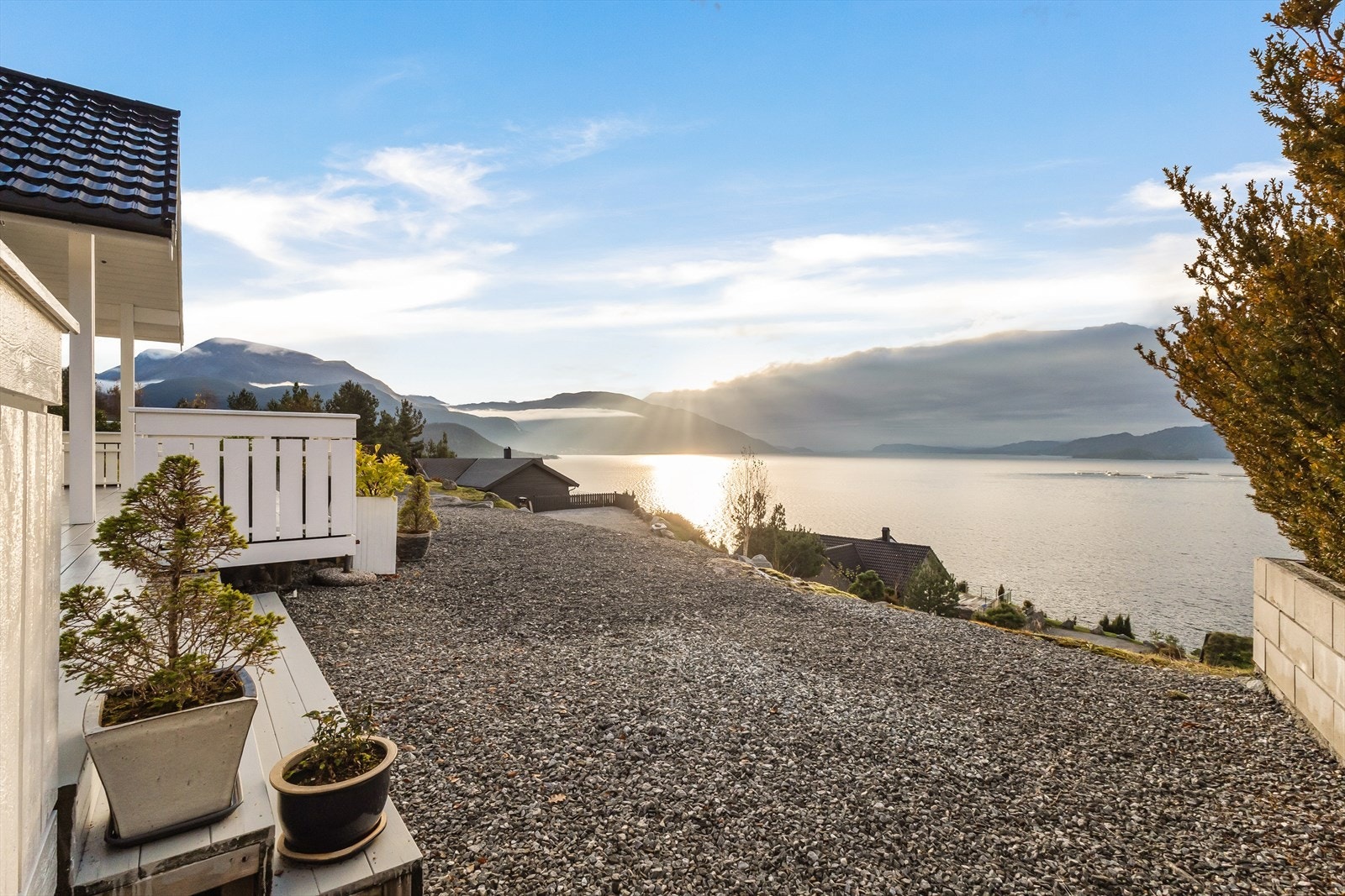 Vestvendt beliggenhet gir gode solforhold og flott utsikt til vakre solnedganger. Galleribilde