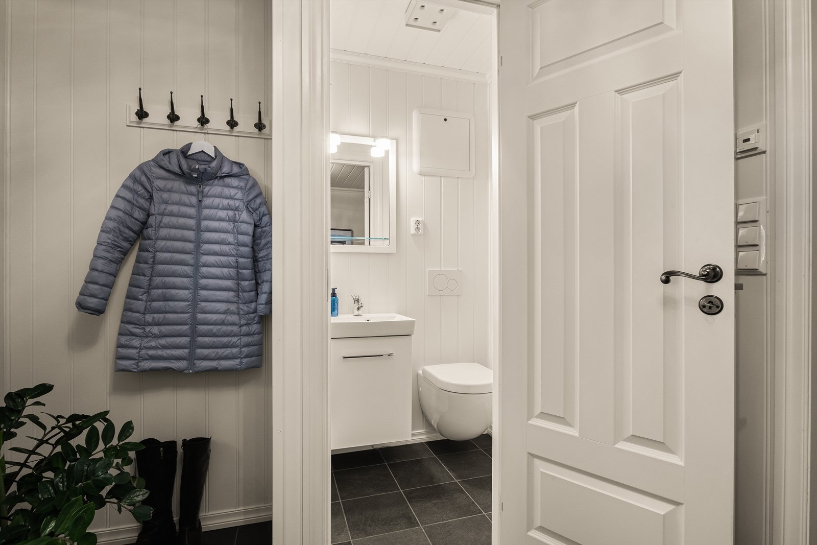 Hytten inneholder også et separat wc-rom med flislagt gulv og varmekabler. Praktisk med to toaletter! Galleribilde