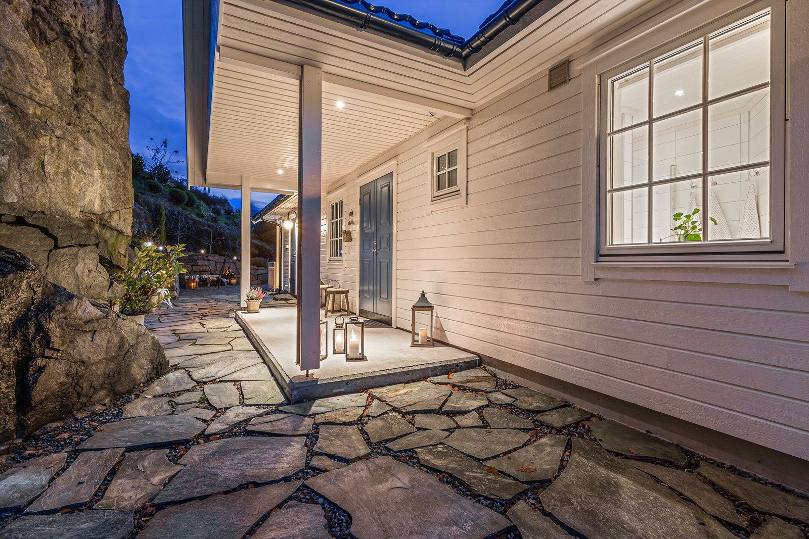 Downlights i takutstikk rundt hytten er både dekorativt og praktisk når mørket faller på. Galleribilde