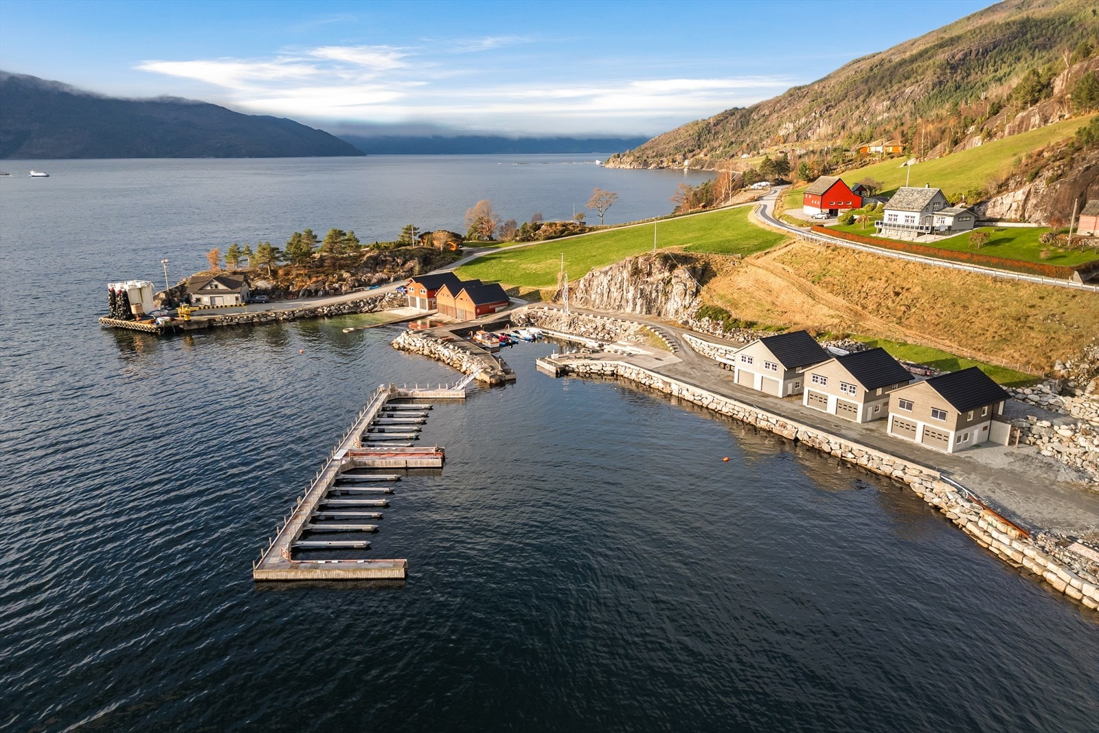 Det er kort vei til ned til sjøen, hvor det medfølger 1/4 andel i naust og båtplass i marina. Galleribilde