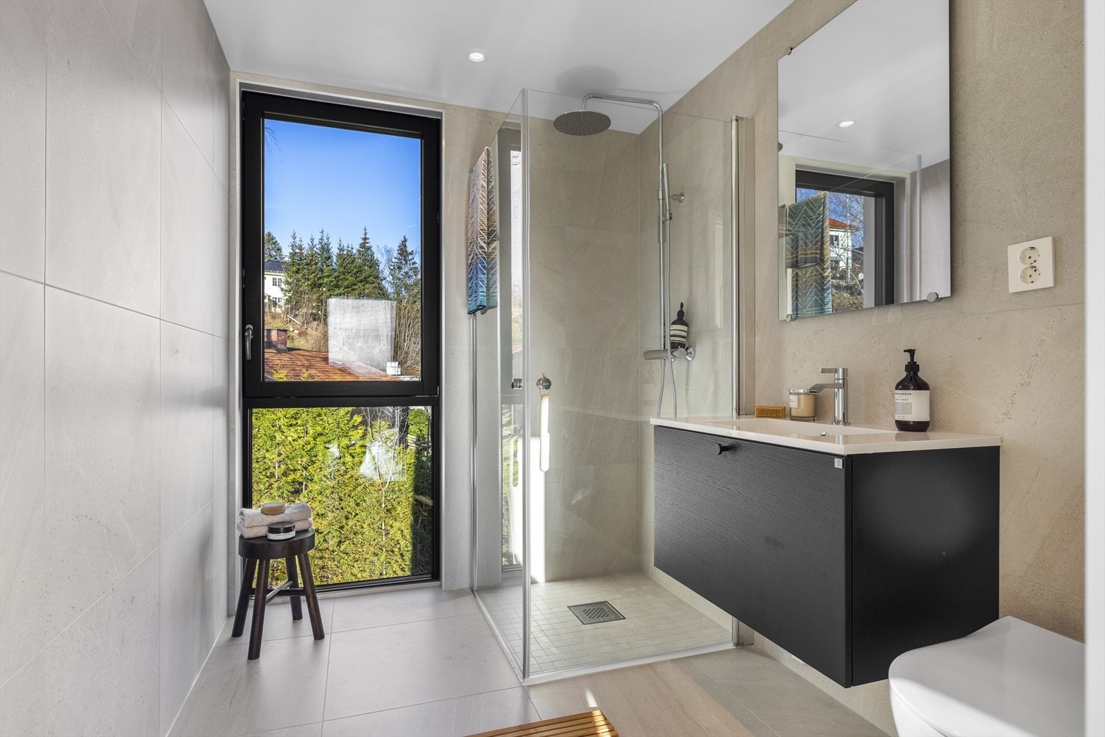 Elegant og romslig bad med direkte adkomst fra hovedsoverommet med varmekabler. En integrert regnfallsdusj gir en følelse av luksus. Galleribilde