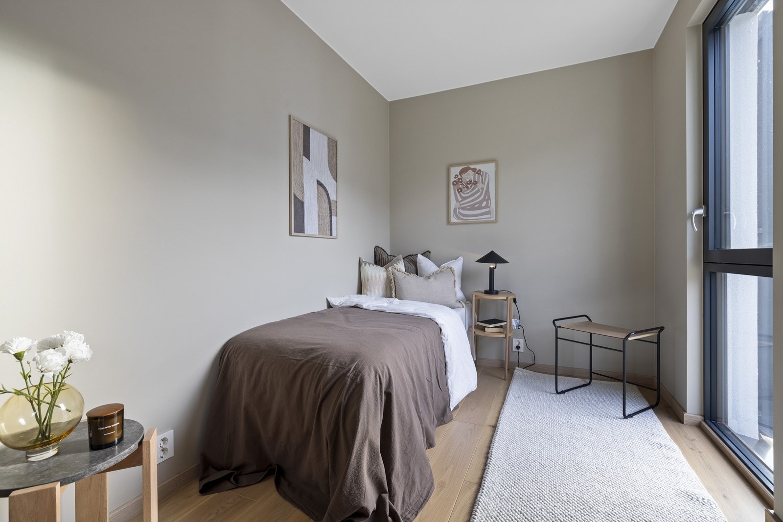 Leilighetens andre soverom er også av god størrelse. Soverommets vindusflater sørger for godt med lysinnslipp og gjør det enkelt å lufte ut. Galleribilde