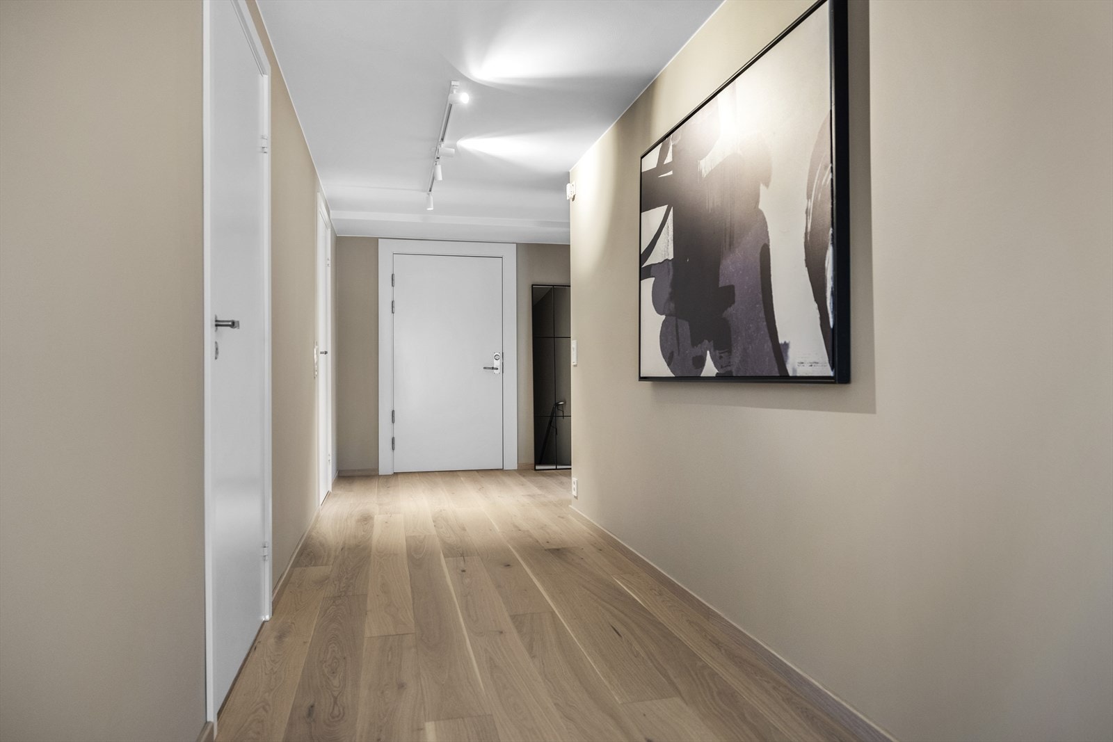 Romslig gang med gulvflater i eik, glatt malte vegger og glatt malt himling med to strøk. Galleribilde