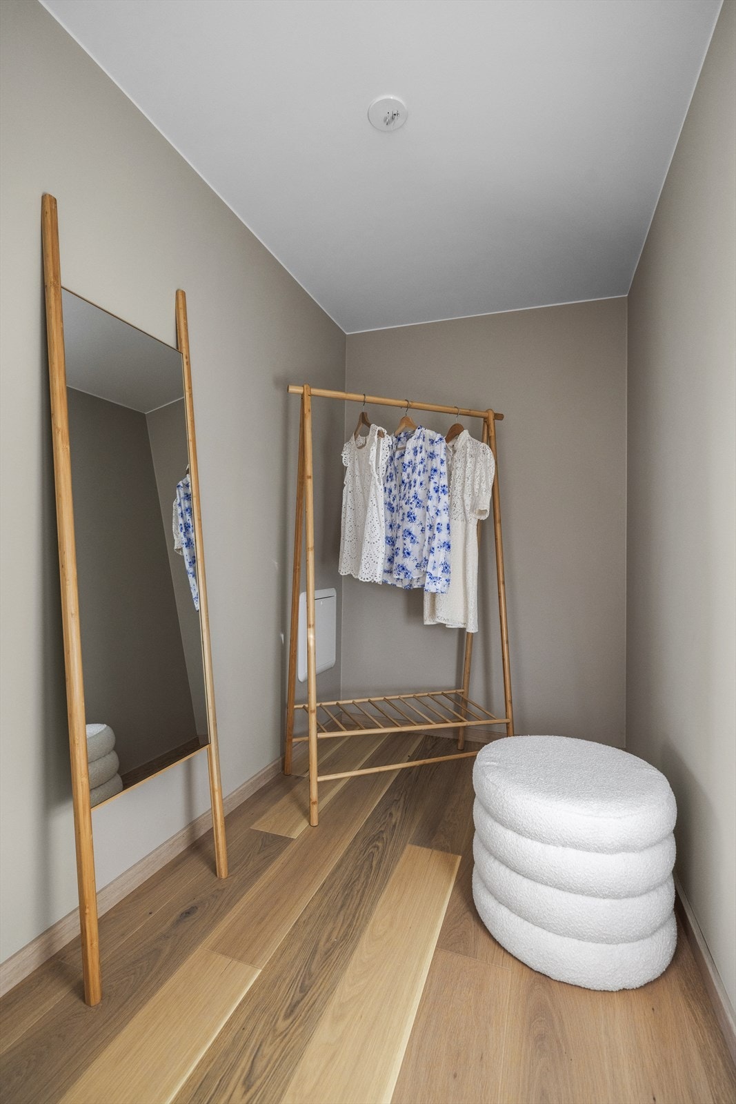 Her har du god plass til oppbevaring av ulike klesartikler. Galleribilde