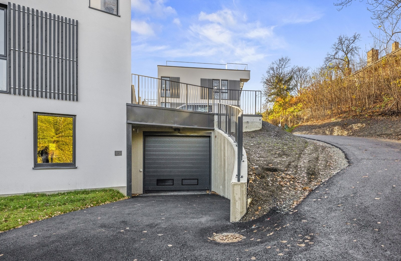 Innkjøring til garrasjeannlegg. Galleribilde