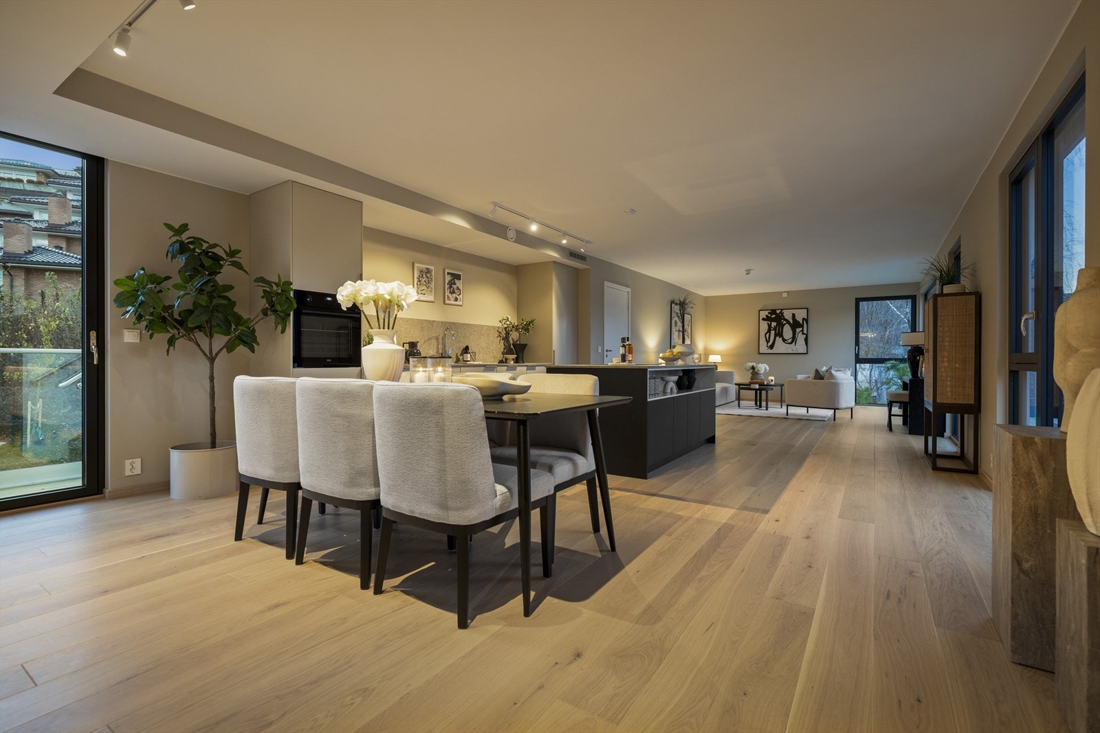 Den romslige stue- og kjøkkenløsningen har utgang til balkong som fører til terrassen. Boligen har store vindusflater som slipper inn rikelig med lys, samtidig som en imponerende takterrasse gir strålende solforhold fra morgen til kveld. Galleribilde