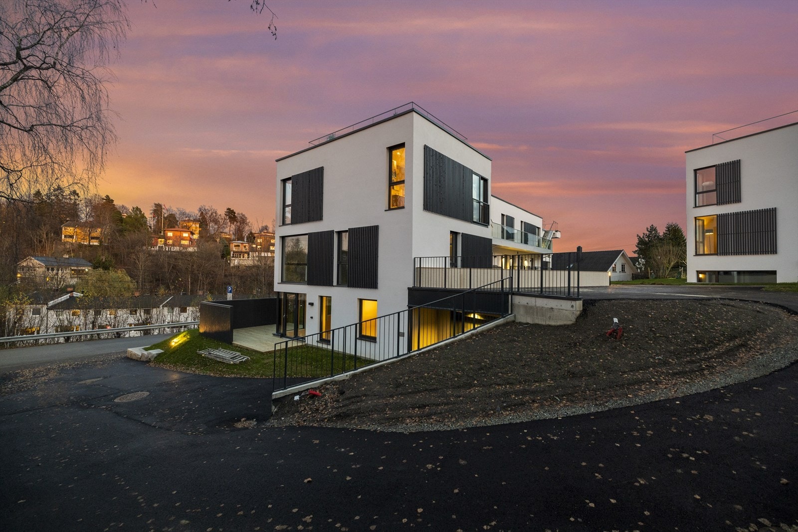 Utsiden består av en utvendig kledning i enten puss/treverk, i henhold til fasadetegningene. Kledningen er lektet ut og vindtettet for å beskytte mot vær og vind. Galleribilde