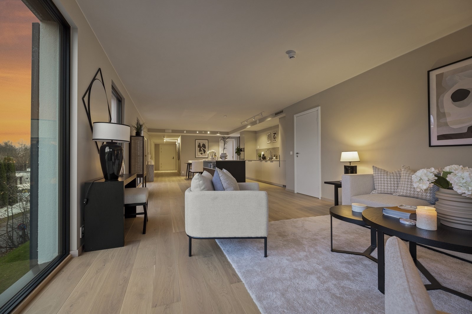 Rommet er åpent- og sosialt, perfekt for å invitere venner over på en hyggelig kveld! Galleribilde